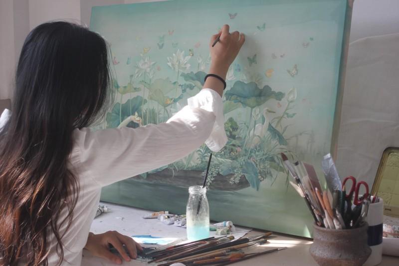 Nét đẹp độc đáo trong tranh lụa: kỹ thuật vẽ mềm mại của họa sĩ trên nền lụa.